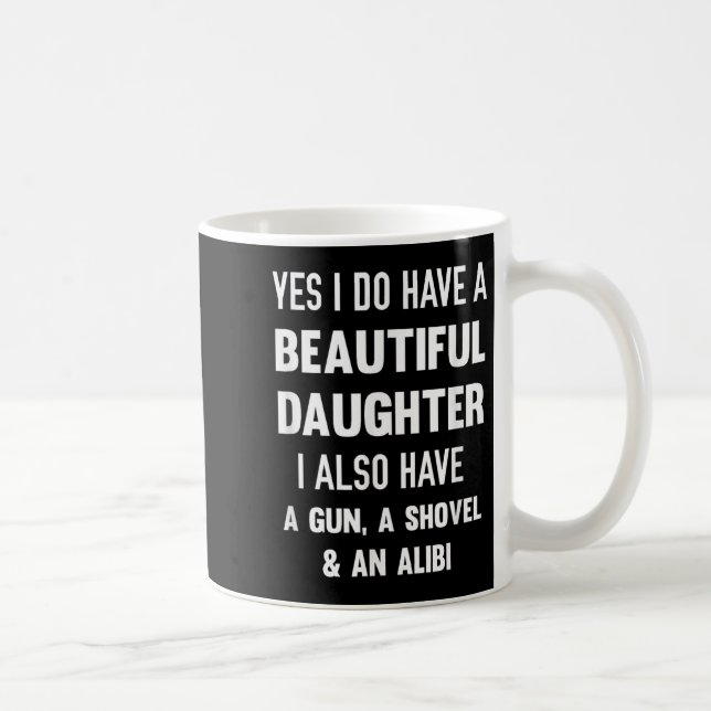 Caneca De Café Yes I Do Have A Beautiful Daughter Gun Shovel Alib (Direita)