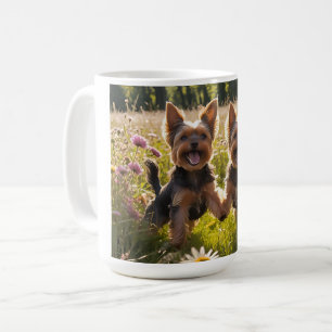 Caneca De Café Yorkshire Terriers jogando na grama