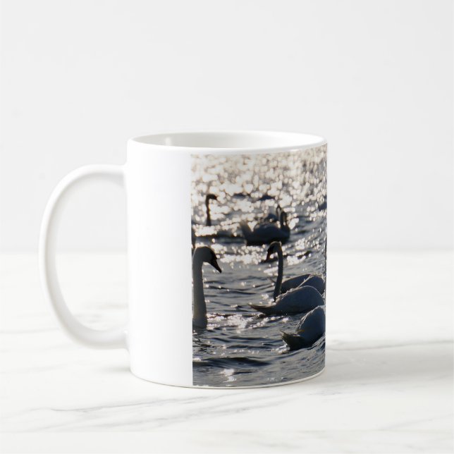 Caneca De Café Zwanen in een groep op het water met glinsterend z (Esquerda)