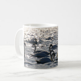 Caneca De Café Zwanen in een groep op het water met glinsterend z