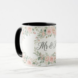 Caneca de casamento dourada com garrafa de flores