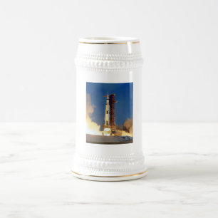 Caneca De Cerveja A Terra agita como Saturno V irradia Skyward em Lu
