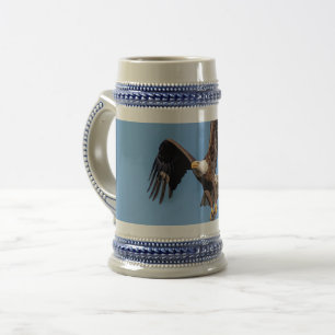 Caneca De Cerveja Águia Balda com um peixe