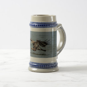 Caneca De Cerveja Águia Balda imatura mergulhando em peixes