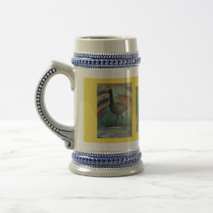 Caneca de cerveja alta com pássaros perto nem J