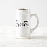 Caneca De Cerveja Arco Tie Groom-Wedding, Partido Solteiro<br><div class="desc">Este moderno design Groom com tigela parece excelente nesta caneca de cerveja alemã. Design por Inge Lewis. Presentes perfeitos para o solteiro ou festas de casamento. Localize mais itens correspondentes na biblioteca online ingeinc.com.</div>