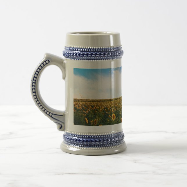 Caneca De Cerveja belas flores do sol campo com céu azul nublado a (Esquerda)