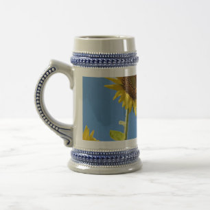 Caneca De Cerveja belas flores solares com céu azul nublado