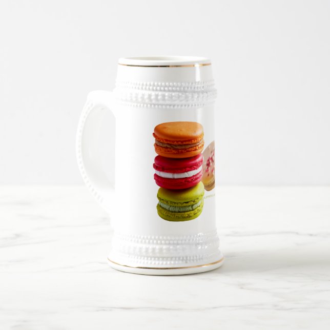 Caneca De Cerveja Biscoitos Macaroon de SlipperyJoe, comida empilhad (Frente Esquerda)