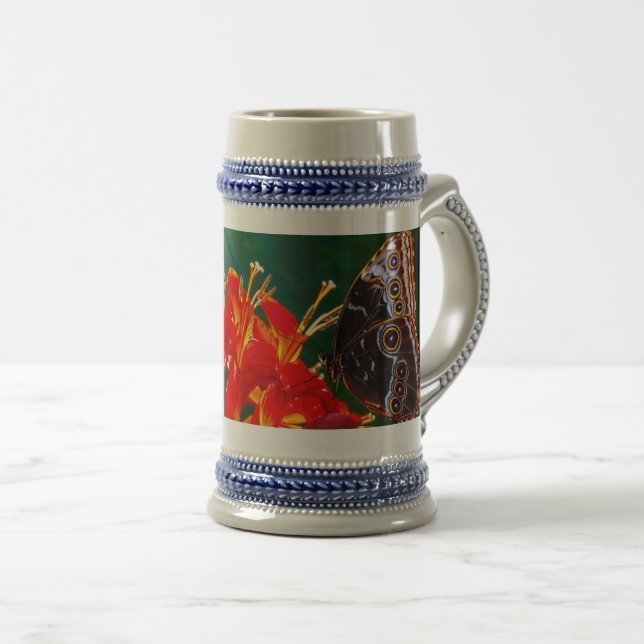 Caneca De Cerveja Blue morpho butterfly on Crocosmia Lucifer flowers (Frente Esquerda)