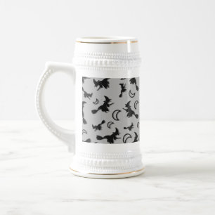 Caneca De Cerveja Bruxa voadora entre meia lua na noite de Halloween