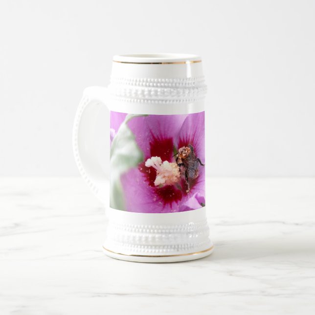 Caneca De Cerveja Bumblebee na Flor de Hibiscus (Frente Esquerda)