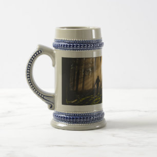 Caneca De Cerveja caminhar na floresta