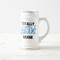 Camiseta azul e presentes do grama totalmente