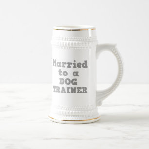 CANECA DE CERVEJA CASADA COM UMA TREINADORA DE CÃES