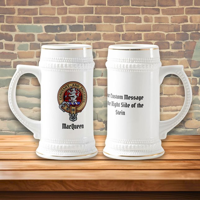 Caneca De Cerveja Clan MacQueen Crest sobre Tartan (Criador carregado)