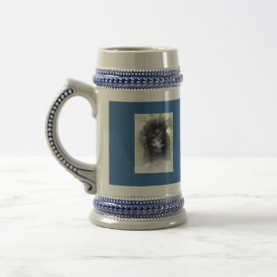 Caneca de cerveja da bebida com o filhote de