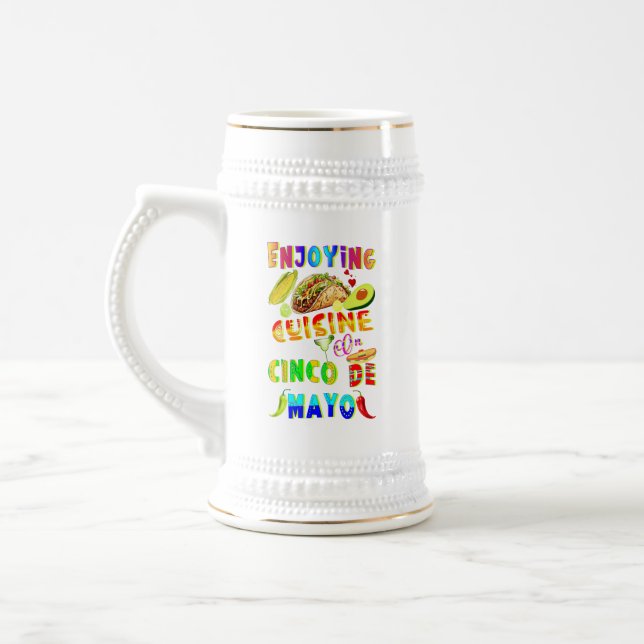 Caneca De Cerveja Desfrutando Da Cuisine Em Cinco De Mayo (Esquerda)