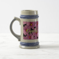 Design de Flor do Cosmos Roxo em um Fundo Preto