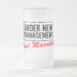 Caneca de cerveja | do recem casados sob a gestão<br><div class="desc">Caneca de cerveja | do recem casados sob a gestão nova. Ideia bonito do presente para o noivo casado do homem/newlywed. Texto de Personalizable.</div>