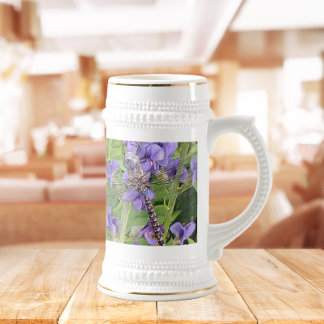 Caneca De Cerveja Dragonfly Darner de Olhos Azuis em Flores Roxas