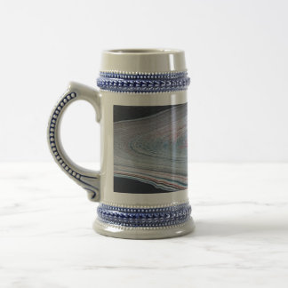 Caneca de cerveja em cerâmica com redemoinho abstr