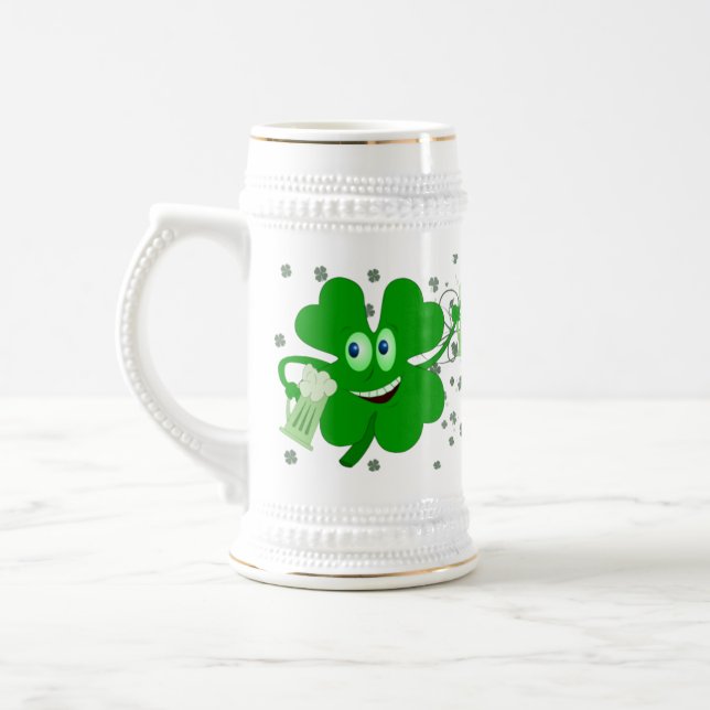 Caneca de cerveja engraçada do trevo do Dia de São (Esquerda)