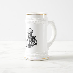 Caneca De Cerveja Esqueleto Trabalhando Duro no Laptop