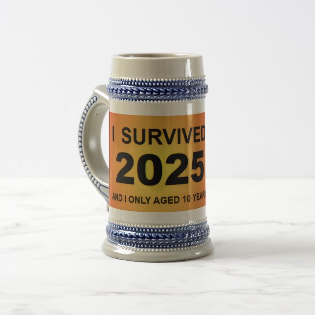 Caneca De Cerveja Eu Sobrevivi a 2025  (Frente Esquerda)