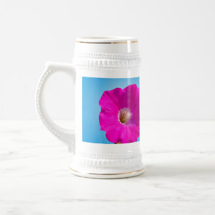 Caneca De Cerveja flor rosa de petúnia em fundo azul.