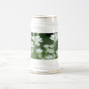 Caneca De Cerveja flores brancas frescas de verão do jardim