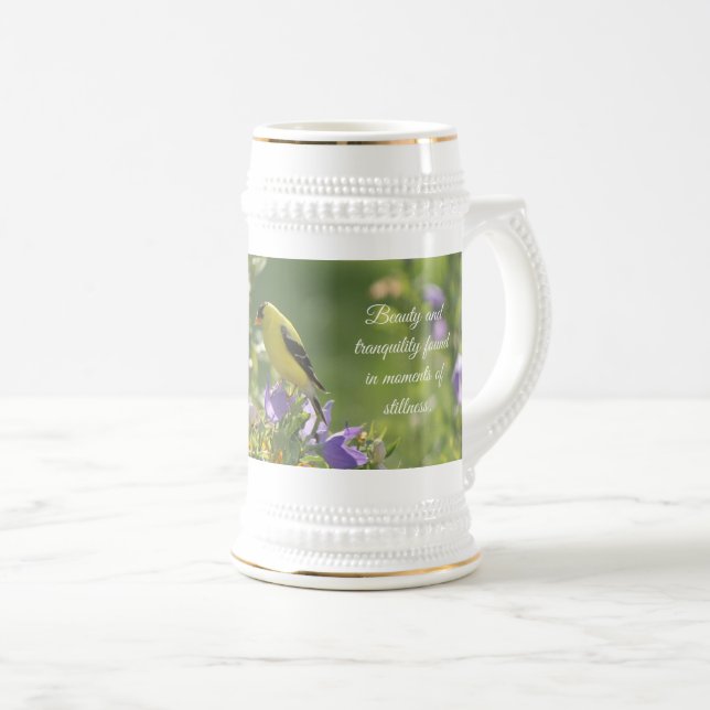 Caneca De Cerveja Goldfinch em uma Flor Harebell (Frente Esquerda)