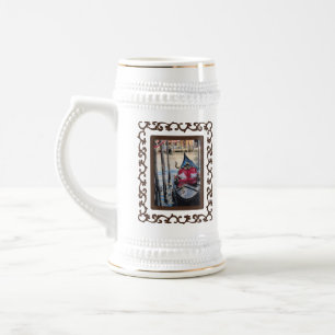 Caneca De Cerveja Gondola enquadrada pelo ornamentado na Veneza