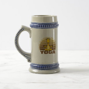 Caneca De Cerveja Linda girafa engraçada fazendo yoga. poses engraça