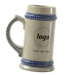 Caneca De Cerveja Logotipo simples e Promocional de texto para empre<br><div class="desc">Logotipo simples e texto personalizado para sua empresa. Substitua o logotipo e o texto por você para personalizar. Use-os você mesmo, entregue-os aos seus funcionários e colegas de trabalho, venda-os a clientes e clientes ou os entregue como material promocional para inspirar a lealdade do cliente. Perfeito para um evento corporativo,...</div>