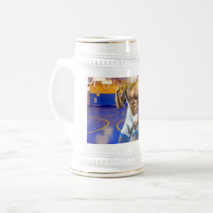 Caneca De Cerveja O cara musculoso de SlipperyJoe com seis músculos 