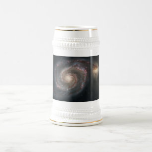Caneca De Cerveja O Whirlpool Galaxy M51 e Companion no espaço