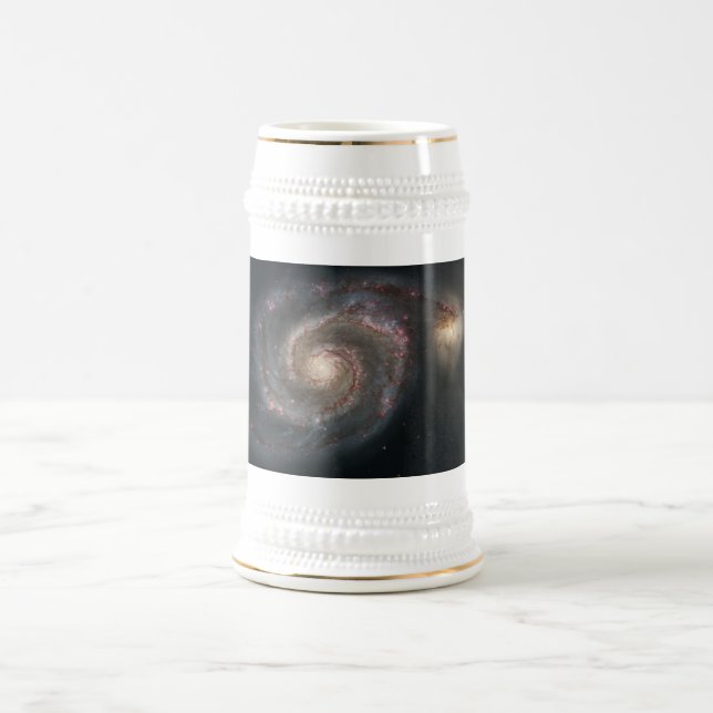 Caneca De Cerveja O Whirlpool Galaxy M51 e Companion no espaço (Centro)