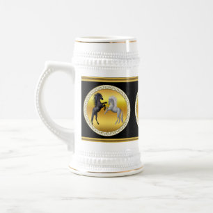 Caneca De Cerveja Preto e um cavalo branco que estão lutando