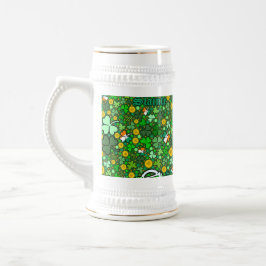 Caneca De Cerveja Rua. Moedas Douradas verdes do dia de Paddy.