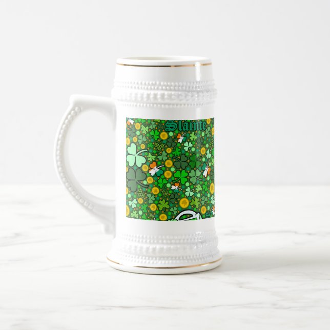 Caneca De Cerveja Rua. Moedas Douradas verdes do dia de Paddy. (Esquerda)