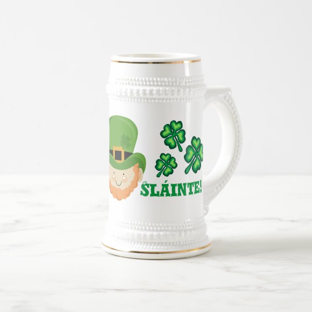 Caneca De Cerveja Sláinte! Leprechaun irlandês e shamrocks (Frente Esquerda)