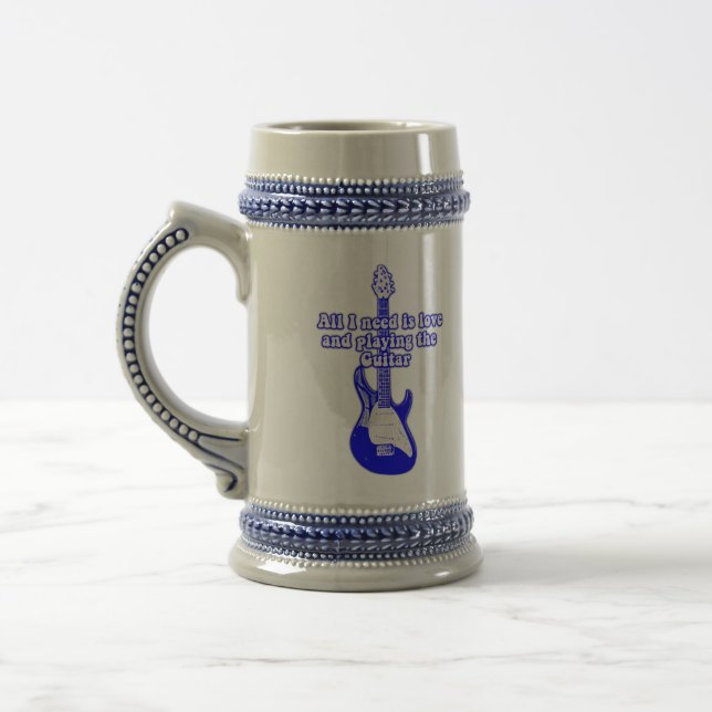 Caneca De Cerveja Só preciso de amor e de tocar violão (Esquerda)