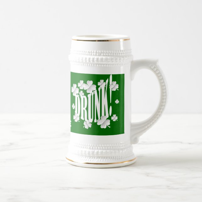 Caneca De Cerveja Texto do bebado e shamrocks (Direita)