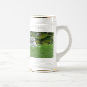 Caneca De Cerveja Tigre Branco Descansando em Folhagem Verde Ilumina