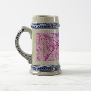 Caneca De Cerveja Título de monograma floral de aquarela roxa rosa