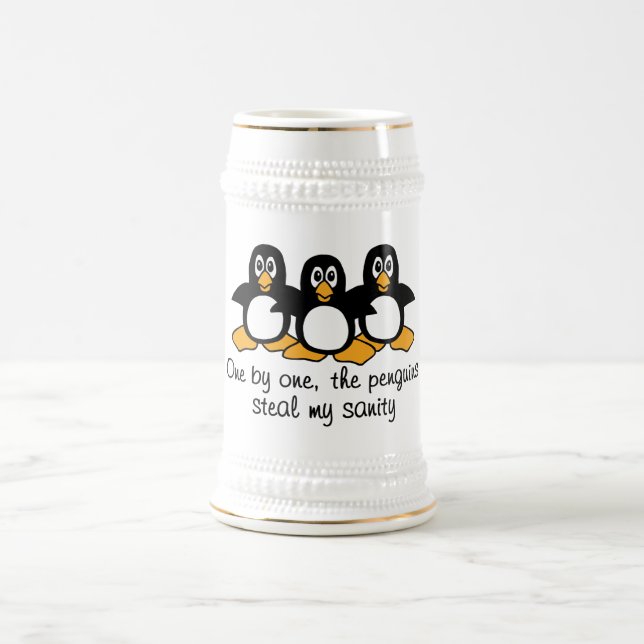 Caneca De Cerveja Um por um os pinguins roubam minha sanidade (Centro)
