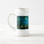 Caneca De Cerveja Van Gogh Starry Night Over the Rhône<br><div class="desc">Caneca de cerveja de cerveja com a pintura a óleo de Vincent van Gogh, "Starry Night Over the Rhône" (1888). As estrelas amarelas brilhantes decoram o céu azul noturno como um casal rolando ao longo de um riverbank em Arles. Um presente perfeito para fãs de Impressionismo Poste e arte holandesa....</div>