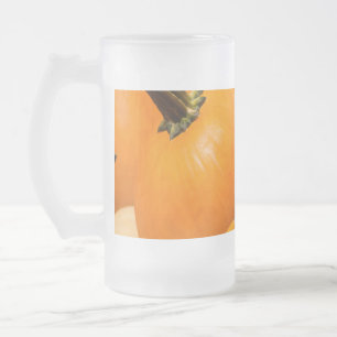 Caneca De Cerveja Vidro Jateado A colheita da abóbora geou a caneca do vidro de