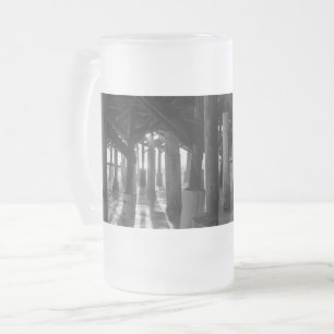 Caneca De Cerveja Vidro Jateado A Luz Do ouro Brilha Através Dos Glóbulos Do Fosco
